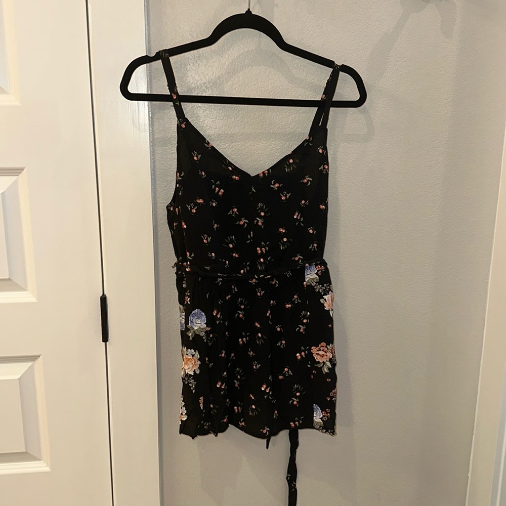 EUC Torrid Brand Black Floral Flower Print Tank Top Size 1X Plus Size Tank Top